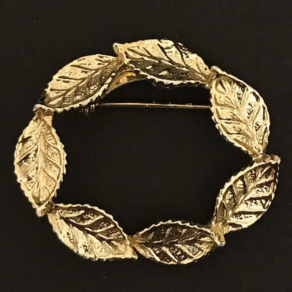VINTAGE GERRY'S GOLD TONE 7 LEAF WREATH BROOCH PIN